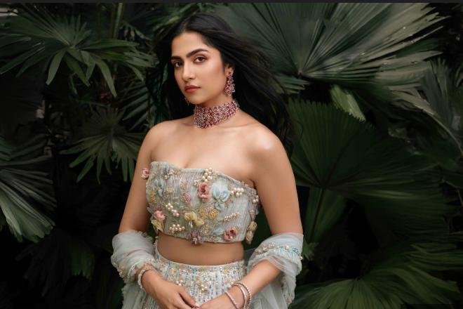 గ్లామర్ డోస్ పెంచిన రుక్మిణి వసంత్